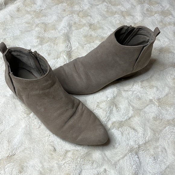 Old Navy size 8 zip up low booties. New Taupe. Faux suede. - Picture 5 of 7